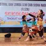 Para siswa saat mengikuti Festival dan Lomba Seni Siswa Nasional atau FLS2N yang digelar Dispendikbud Kabupaten Madiun. Foto: HENDRO SUHARTONO/BANGSAONLINE