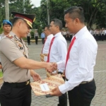 Wakapolres Malang Kompol Tony Kasmiri menyerahkan reward kepada anggota Polres Malang berprestasi.