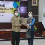 Bupati Tantri saat menerima Predikat Opini WTP dari BPK RI Perwakilan Jawa Timur. (foto: ist)