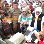Gubernur Khofifah saat meninjau penyaluran bantuan permodalan untuk masyarakat di Kabupaten Pasuruan. Foto: M. ANDY FACHRUDIN/BANGSAONLINE