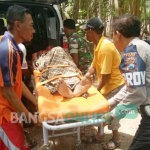 Korban saat dievakuasi ke rumah duka. foto: GUNAWAN/ BANGSAONLINE