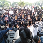 Ratusan mahasiswa saat demo di depan gedung DPRD dan Balai Kota Malang, Senin (23/09). foto: IWAN IRAWAN/ BANGSAONLINE