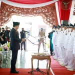 Bupati Pamekasan Baddrut Tamam saat melantik 72 kades terpilih di Aula Mandhapa Agung Ronggosukowati, Pamekasan.