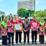 Sekretaris Daerah Kabupaten Lamongan, Moch Nalikan, saat menerima penghargaan di Gedung Negara Grahadi, Surabaya.