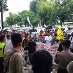 Para mahasiswa PMII dan HMI saat demo PBNU Jalan Kramat Raya Jakarta. Mereka menuntut Nusron Wahid dipecat dari kepengurusan PBNU, Jumat (14/10/2016)