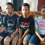 Travis Hemar Borneo, Hevrian Cahya Putra Pratama, Nur Hamid Hidayat, dan Gatan Mahendra yang tengah viral di medsos karena mengembalikan dompet yang ditemukan kepada pemiliknya.