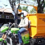 Tanpa pengawalan, Bupati Pamekasan Baddrut Tamam mengendarai motor roda tiga menyisir rumah-rumah warga tidak mampu unuk membagikan sembako dan uang tunai.