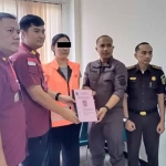 Petugas Imigrasi Surabaya menyerahkan berkas kasus WN Tiongkok yang menjadi joki Bahasa Inggris ke Kejari Surabaya. Foto: Ist