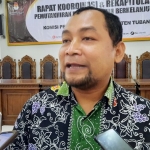 Ketua KPU Kabupaten Tuban Fathul Iksan usai rapat koordinasi dan rekapitulasi pemutakhiran Daftar Pemilih Berkelanjutan (DPB) triwulan II.
