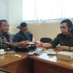 Ketua BK DPRD Situbondo, Tur Hambari, saat menerima pengaduan warga.