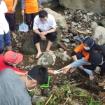 Bersih-bersih sungai menjadi salah satu agenda kegiatan dalam pelatihan keanekaragaman hayati yang digelar MBI dan YEK, Selasa (22/12).