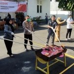 Sejumlah pejabat di Kota Kediri saat menyulutkan api ke tungku pembakaran barang bukti.