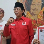 Eri Cahyadi bersama Armuji mengapit Ketua DPC PDIP Surabaya, Adi Sutarwijono, Kamis (2/5/2024).