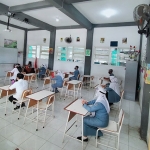 Para Guru SMPN 15 Surabaya saat sedang melakukan simulasi PMB di ruang kelas dan sebelum masuk kelas. (foto: ist).