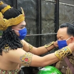 Aksi bagi-bagi masker dan sosialisasi terkait protokol kesehatan (prokes) bernuansa kerajaan Jawa kuno. (foto: ist).