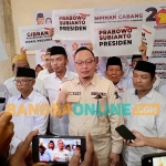Ketua DPC Gerindra Gresik, Asluchul Alif, saat memberikan keterangan pers usulan Gibran menjadi Bacawapres Prabowo pada Pemilu 2024. Foto: SYUHUD/BANGSAONLINE
