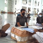 Fraser (paling kiri), warga kulit hitam Amerika Serikat saat ikrar dua kalimat syahadat di Masjid Al-Akbar Surabaya. foto: ist