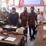 Direktur Jenderal SMA Kemendikbud Ristek, Winner Jihad Akbar, saat melakukan kunjungan ke SDN Gununggangsir Beji, Kecamatan Gempol.