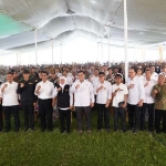 Mentan, Andi Arman Sulaiman (6 dari kiri), Gubernur Jatim, Khofifah Indar Parawansa (7 dari kiri), DOP PG, Digna Jatiningsih (2 dari kanan) bersama petani Jawa Timur pada kegiatan Panen dan Tanam Padi bersama Kementan.