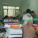 Penyidik KPK saat menggeledah sejumlah dinas teknis di Jombang. foto: RONY SUHARTOMO/ dok. BANGSAONLINE