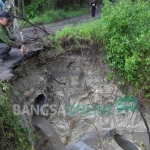 Kondisi jembatan yang terkikis sangat dikhawatirkan masyarakat desa Bajang jika sampai terputus. foto: BAMBANG DJ/ BANGSAONLINE
