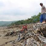 Sampah yang memenuhi bibir pantai Sidem. foto: feri/ BANGSAONLINE