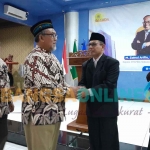 M Zainul Arifin mendapat ucapan selamat usai dilantik sebagai Kepala Smamda Sidoarjo, Kamis (24/11/2022). Foto: Mustain/BANGSAONLINE.com