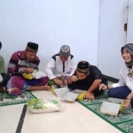 Yuli Andriyani saat makan bersama anak-anak yatim di panti asuhan Muhammadiyah Kota Kediri.