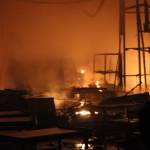 Tampak kobaran api yang menghanguskan Swalayan Sidodadi. (foto: suwandi/BANGSAONLINE)