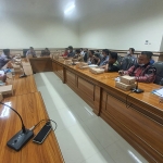 Audinesi dengan pihak terkait di ruang Komisi C DPRD Probolinggo, Kamis (29/9/2022).