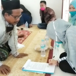 Subir beserta keluarganya menandatangani pernyataan usai dibaiat di Pondok Pesantren (PP) Darul Ulum, Kecamatan Omben, Sampang.