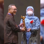 Gubernur Jawa Timur, Khofifah Indar Parawansa, saat menerima penghargaan Primaniyarta dari Menteri Perdagangan, Zulkifli Hasan.
