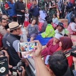 Gubernur Jawa Barat Ridwan Kamil saat meninjau para korban gempa di Rumah Sakit Umum Daerah (RSUD) Sayang, Cianjur, Jawa Barat, Senin (21/11/2022). Foto: Kompas