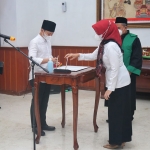 Bupati Trenggalek Moch. Nur Arifin menandatangani SK penunjukan Camat Pogalan Dilly Dwi Kurniasari sebagai Pj. (Penjabat) Kades Ngulan Wetan.