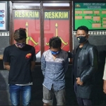 Dua pelaku pengeroyokan yang berhasil ditangkap. foto: AAN AMRULLOH/ BANGSAONLINE