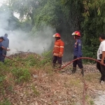 Damkar Kabupaten Pasuruan saat memadamkan kebakaran lahan milik warga.