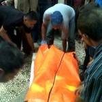 SEBATANG KARA: Petugas saat mengevakuasi mayat Suminten. foto: eki nurhadi/ BANGSAONLINE