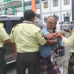 Pasien saat dihadang petugas keamanan di area parkir RSUD Jombang.