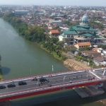 Jembatan Alun-Alun Bandar, Kota Kediri, saat dilalui sepeda motor dan kendaraan lainnya. Foto: Ist