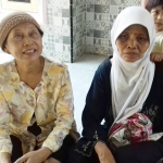 Ny. Sipa dan Ny. Misrini, warga Desa Tegalrejo yang urung mendapatkan bantuan rehab RTLH.