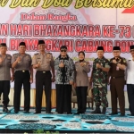Jajaran TNI-Polri foto bersama usai menggelar dzikir dan doa bersama di Ponorogo.
