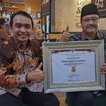 Wali Kota Pasuruan, Saifullah Yusuf atau yang akrab disapa Gus Ipul, bersama wakilnya, Adi Wibowo, saat menunjukkan penghargaan dari Kemenpan RB.