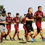 Para pemain MU saat latihan bersama di Madura United Training Ground (MUTG) Pamekasan.