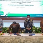Direktur Utama Semen Tonasa Mufti Arimurti saat menandatangani Suplemen Surat Perjanjian Jual Beli Tenaga Listrik (SPJBTL) program Progressive Incentive Captive. (foto: ist)