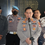 Kapolres Gresik AKBP Muchamad Nur Azis saat memimpin rilis pers penangkapan Kepala MTs Nurul Islam, AN (kiri). Foto: SYUHUD/ BANGSAONLINE