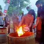 Ketua KPU Trenggalek Gembong Derita Hadi saat membakar surat suara yang rusak. foto: HERMAN/ BANGSAONLINE