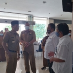 Bupati Bangkalan R. Abdul Latif Imron Amin didampingi Kadinkes Bangkalan Sudiyo bersama Rektor dan Wakil Rektor UTM saat melakukan pemantauan pelaksanaan vaksinasi Covid-19. (foto: ist)