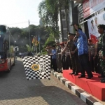 Bupati Sambari bersama pejabat Forkopimda memberangkatkan bus mudik gratis. foto: SYUHUD/ BANGSAONLINE