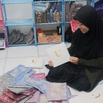Mahasiswi Unair dari Kediri, Chofifah Ayu Kusumaningtyas, saat menunjukkan hasil kreasinya. Foto: Ist