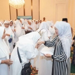 Ketua Umum PP Muslimat NU, Khofifah Indar Parawansa, saat memberikan santunan pada lansia dhuafa di kediamannya.